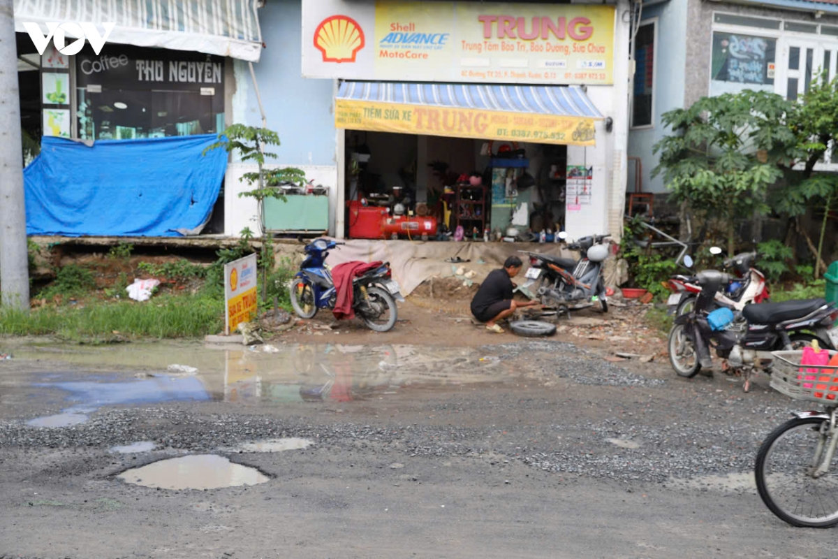 người dân bất an khi đi lại trên con đường nắng bụi, mưa lầy ở tp.hcm hình ảnh 2 nguoi dan bat an khi di lai tren con duong nang bui, mua lay o tp.hcm hinh anh 2