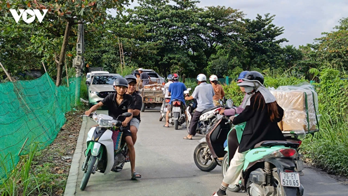 người dân bất an khi đi lại trên con đường nắng bụi, mưa lầy ở tp.hcm hình ảnh 9 nguoi dan bat an khi di lai tren con duong nang bui, mua lay o tp.hcm hinh anh 9