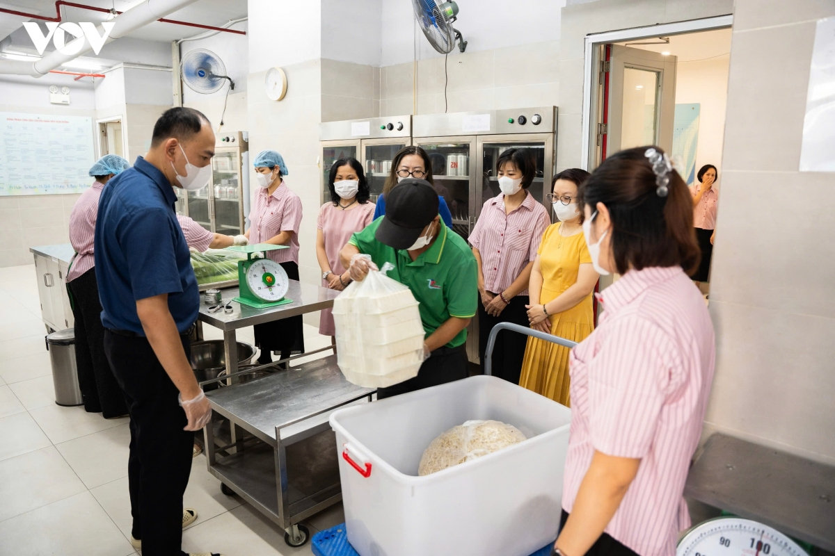 phu huynh ha noi tan tay kiem tra tung mieng ca, bo rau tai bep an ban tru cua con hinh anh 3