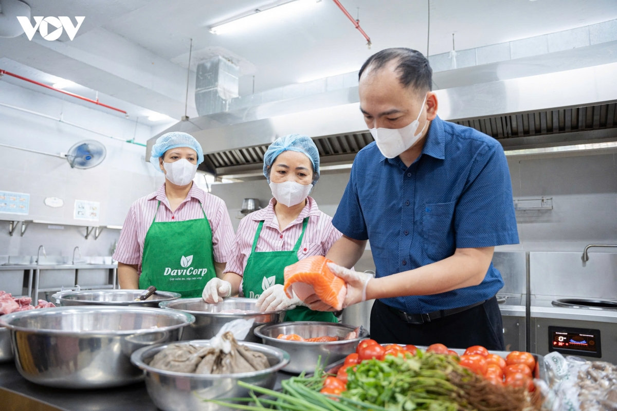 phu huynh ha noi tan tay kiem tra tung mieng ca, bo rau tai bep an ban tru cua con hinh anh 4