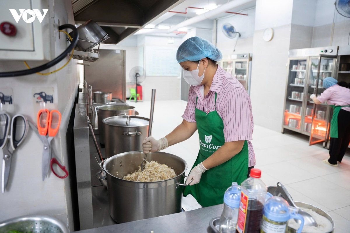 phu huynh ha noi tan tay kiem tra tung mieng ca, bo rau tai bep an ban tru cua con hinh anh 6