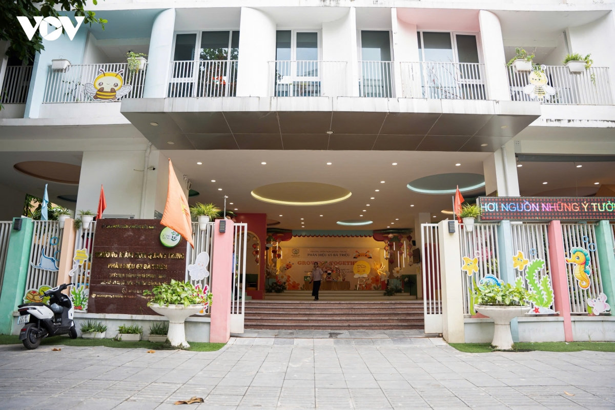 phu huynh ha noi tan tay kiem tra tung mieng ca, bo rau tai bep an ban tru cua con hinh anh 1
