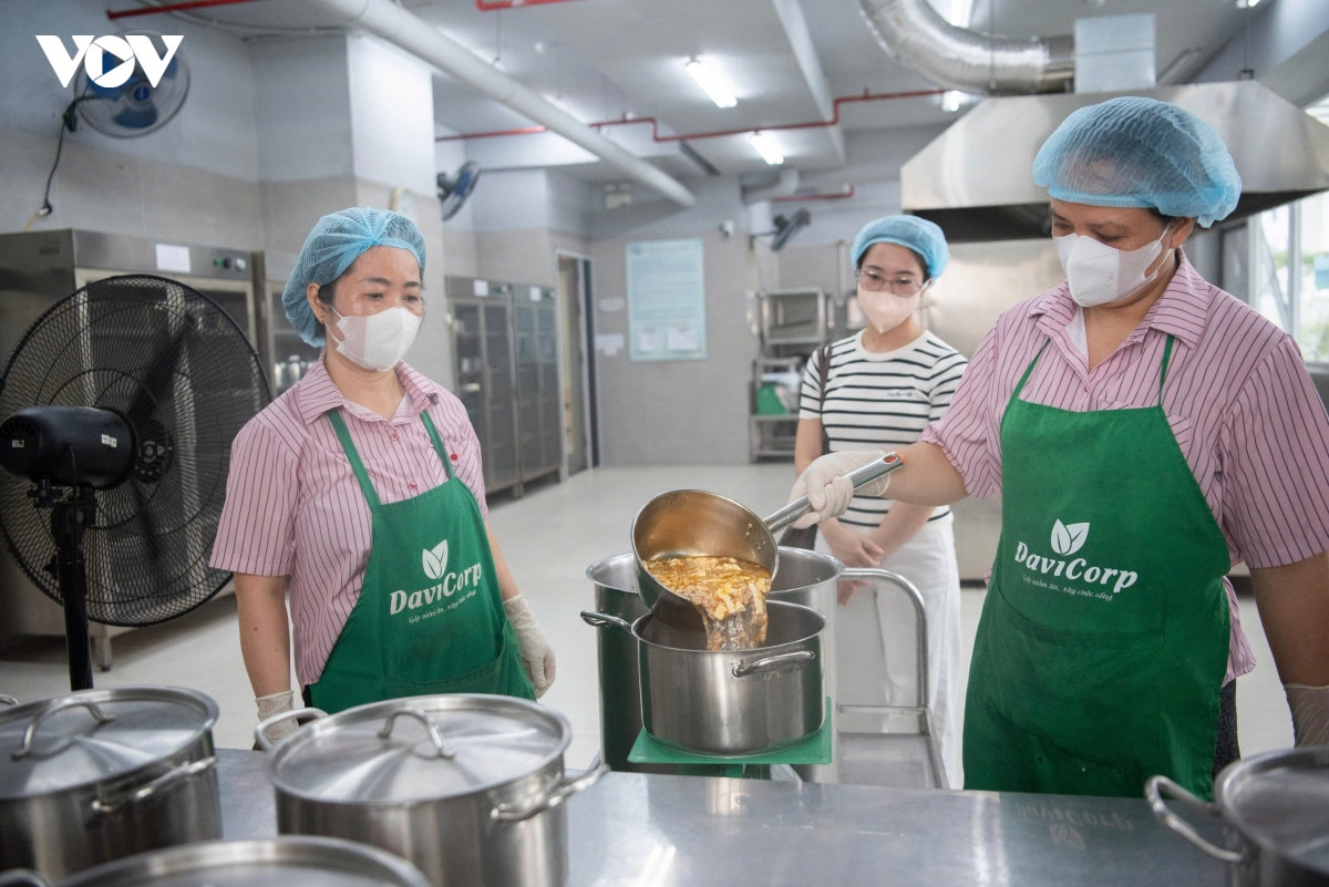 phu huynh ha noi tan tay kiem tra tung mieng ca, bo rau tai bep an ban tru cua con hinh anh 9