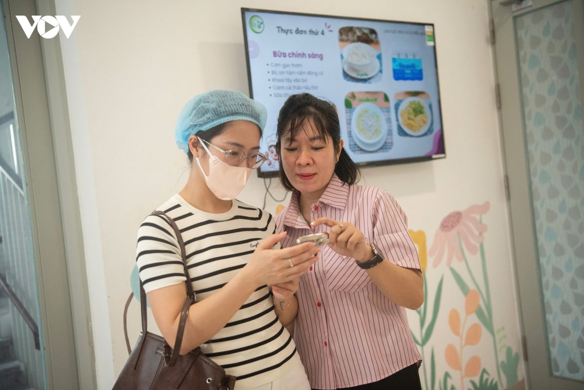 phu huynh ha noi tan tay kiem tra tung mieng ca, bo rau tai bep an ban tru cua con hinh anh 10