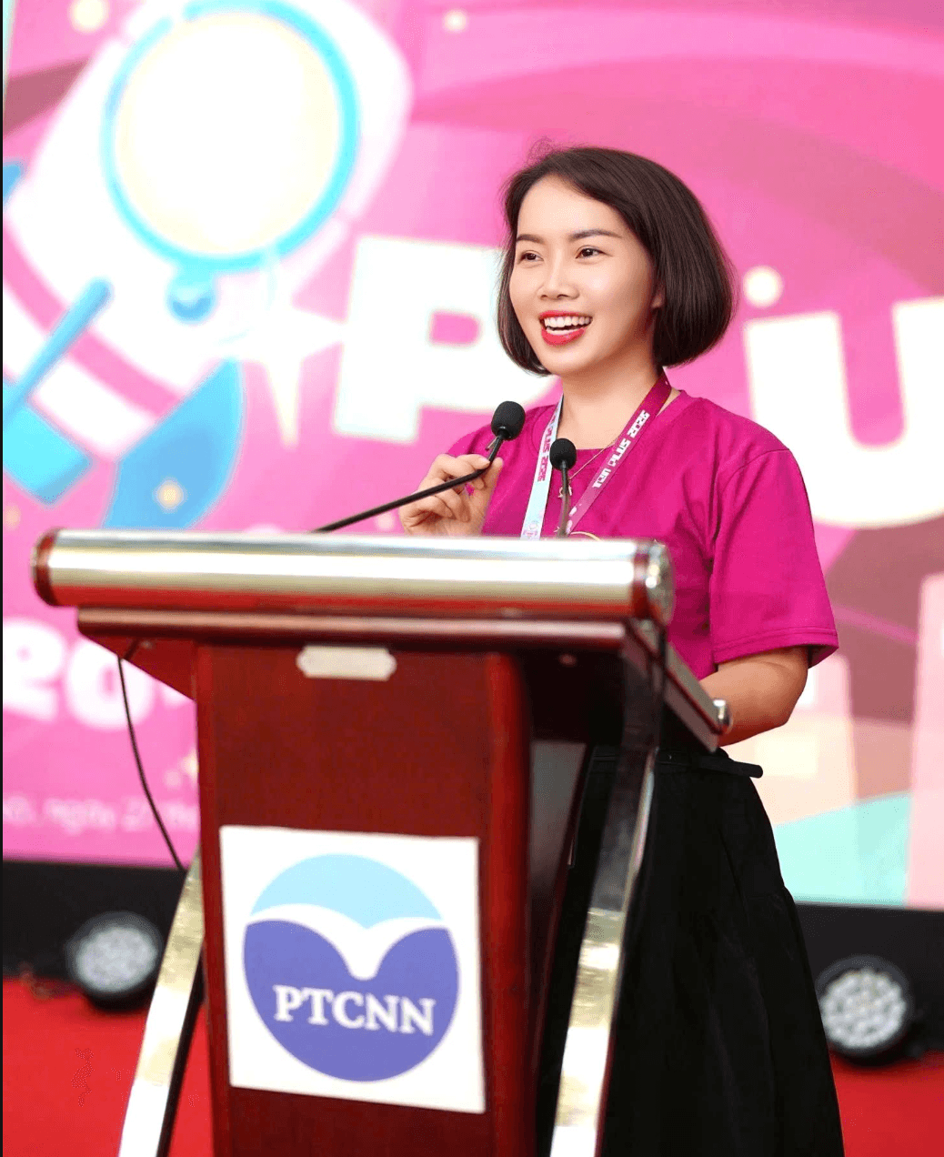 Cô Đỗ Thị Ngọc Chi - Phó Hiệu trưởng Trường THPT Chuyên Ngoại ngữ phát biểu tại lễ khai mạc chương trình 10+ Teen Plus năm 2026.