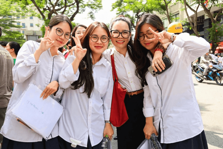 Thí sinh làm thủ tục dự thi vào lớp 10 tại Hà Nội. (Ảnh minh họa)
