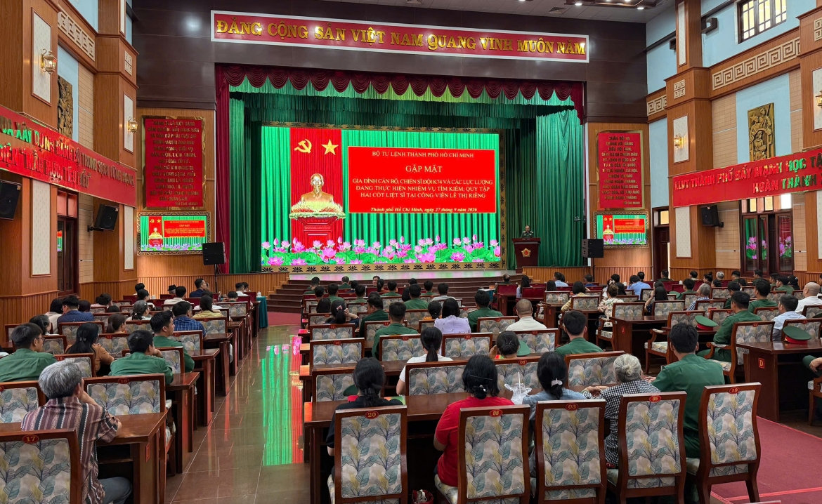 bo tu lenh tp.hcm gap mat gia dinh can bo, chien si Doi k74 hinh anh 1