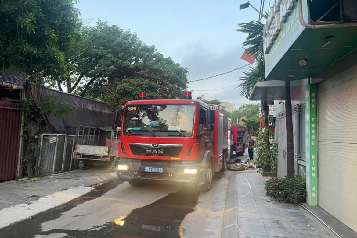 chay nha 5 tang luc rang sang, nhieu nguoi mac ket ben trong o ha noi hinh anh 1