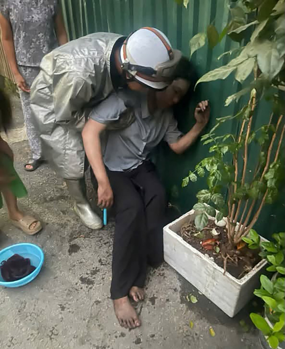 chay nha 5 tang luc rang sang, nhieu nguoi mac ket ben trong o ha noi hinh anh 4