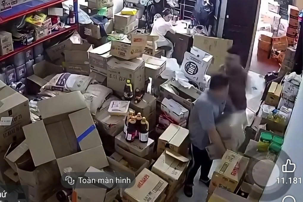 tam giu doi tuong danh nguoi khac gay xuong mui, go ma vi bi quet vao chan hinh anh 1