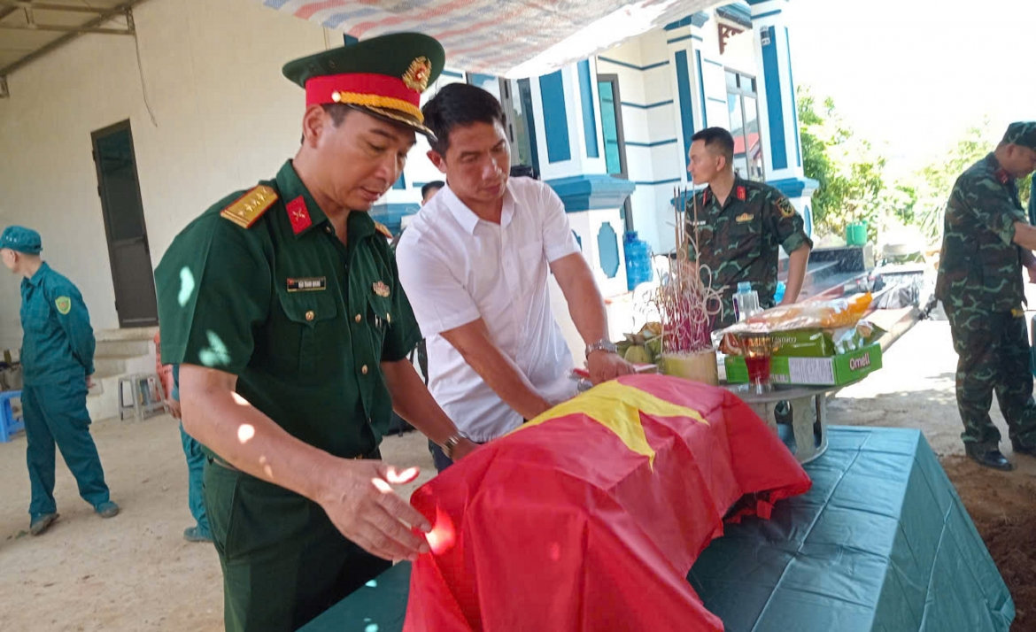 son la quy tap 2 hai cot liet si tu thong tin nhan chung hinh anh 1