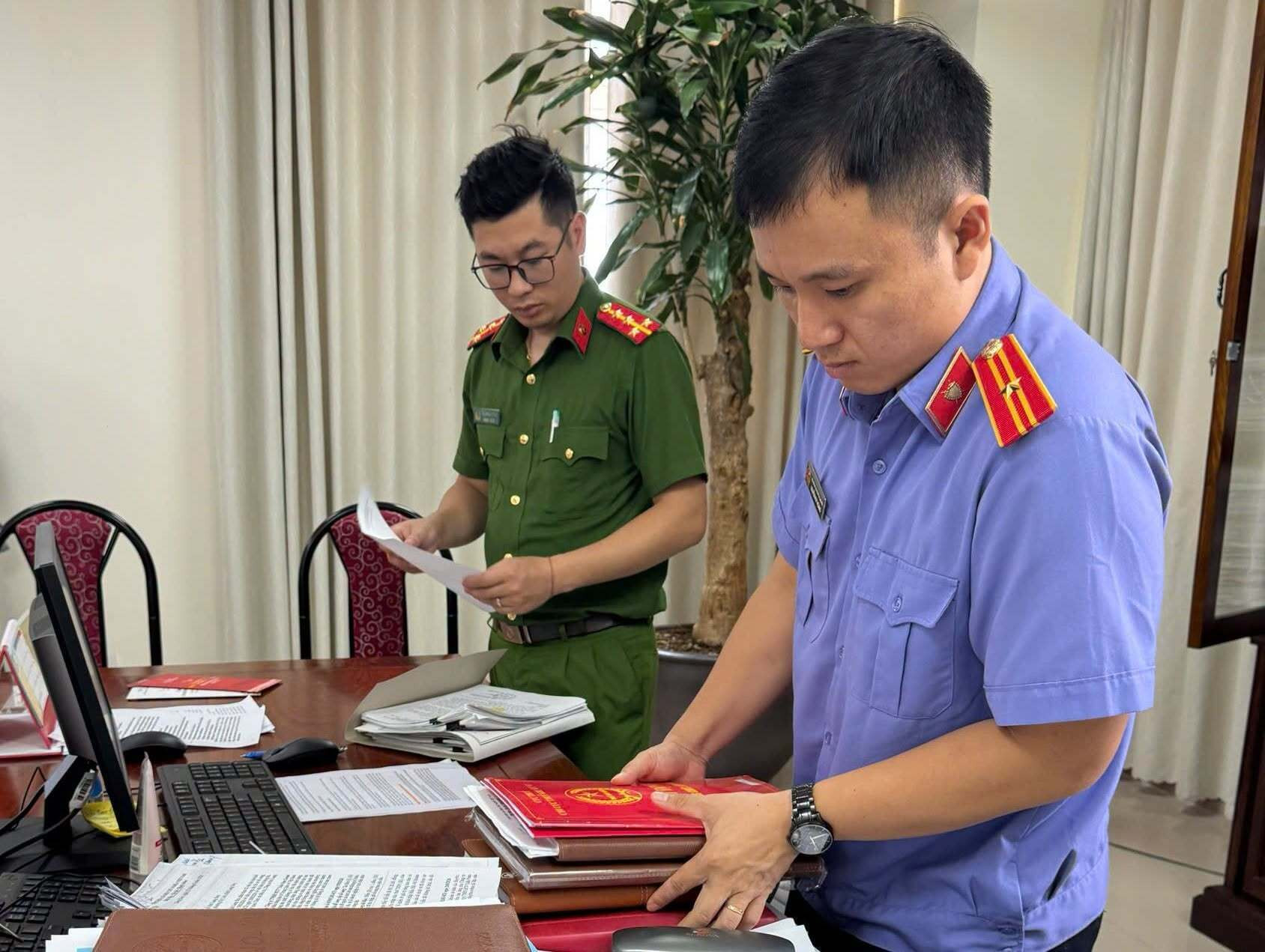 Lực lượng chức năng khám xét nơi làm việc của Lộc Thị Hồng. (Ảnh: Công an Lạng Sơn).