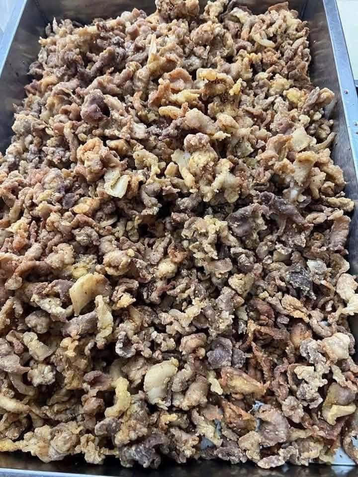 Hình ảnh khay thịt bị phụ huynh phản ánh suất ăn “toàn tóp mỡ” tại bếp ăn bán trú Trường Tiểu học Quảng Bị 1, Hà Nội.
