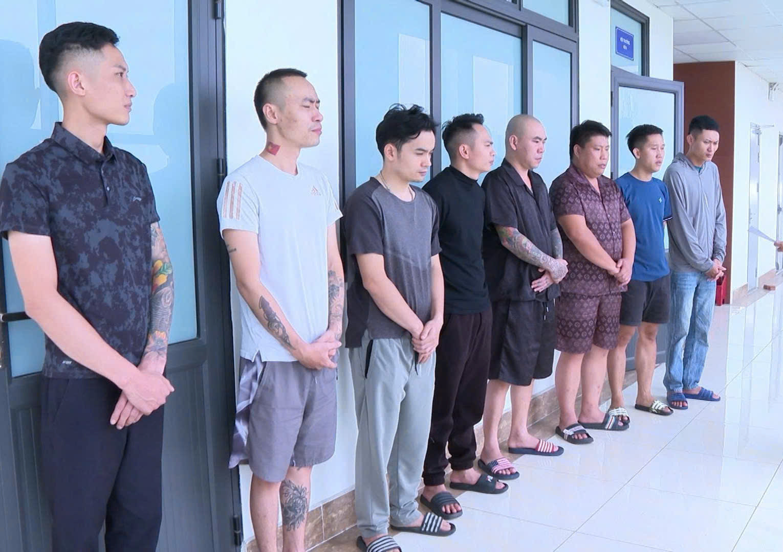 Các đối tượng tại cơ quan công an.