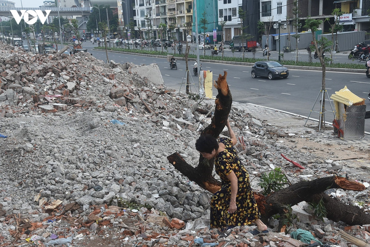 can canh khu dat xen ket dang pha do lam bai do xe, vuon hoa tren duong la thanh hinh anh 12