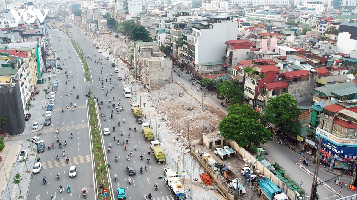 can canh khu dat xen ket dang pha do lam bai do xe, vuon hoa tren duong la thanh hinh anh 1