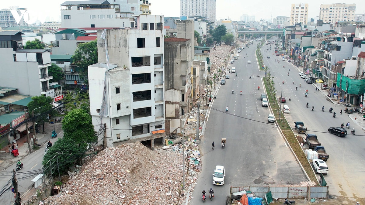 can canh khu dat xen ket dang pha do lam bai do xe, vuon hoa tren duong la thanh hinh anh 4
