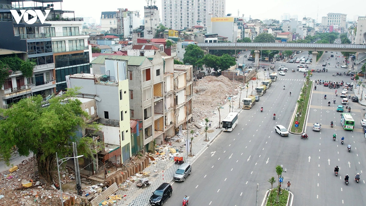 can canh khu dat xen ket dang pha do lam bai do xe, vuon hoa tren duong la thanh hinh anh 13