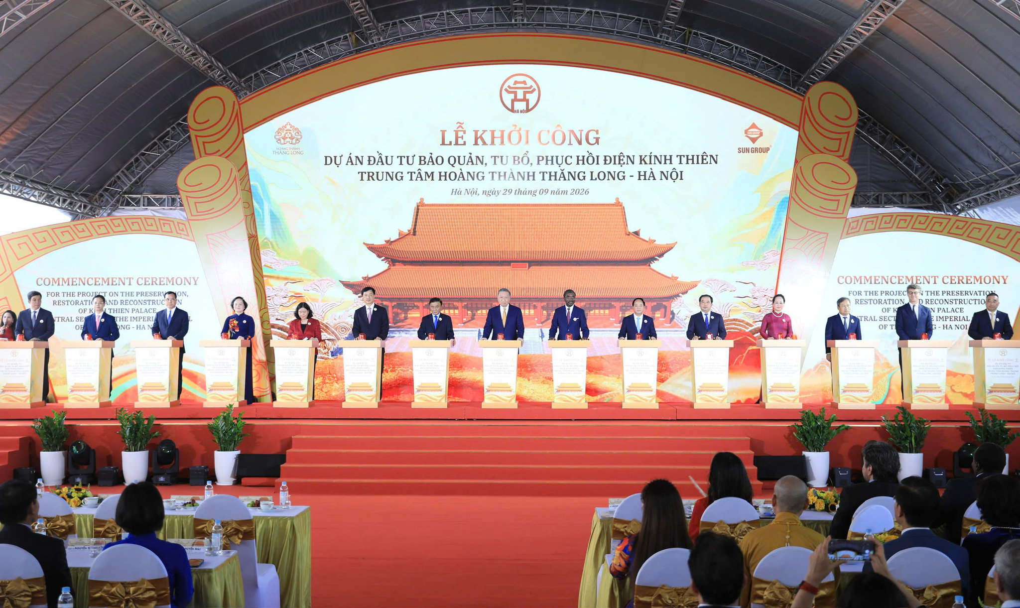 Tổng Bí thư, Chủ tịch nước Tô Lâm cùng các lãnh đạo Đảng, Nhà nước và đại biểu thực hiện nghi thức khởi công Dự án đầu tư Bảo quản, tu bổ, phục hồi Điện Kính Thiên.