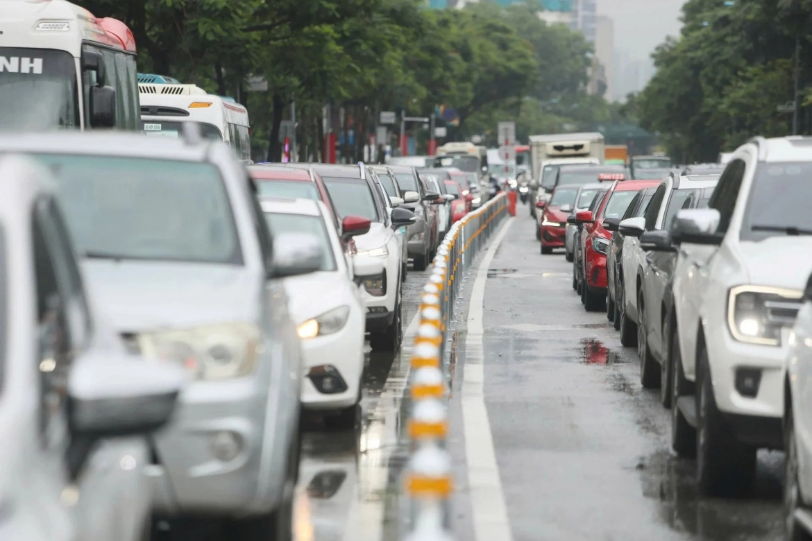 Ô tô dàn hàng ngang chiếm hết làn xe máy, xử lý được không hình ảnh 2 O to dan hang ngang chiem het lan xe may, xu ly duoc khong hinh anh 2