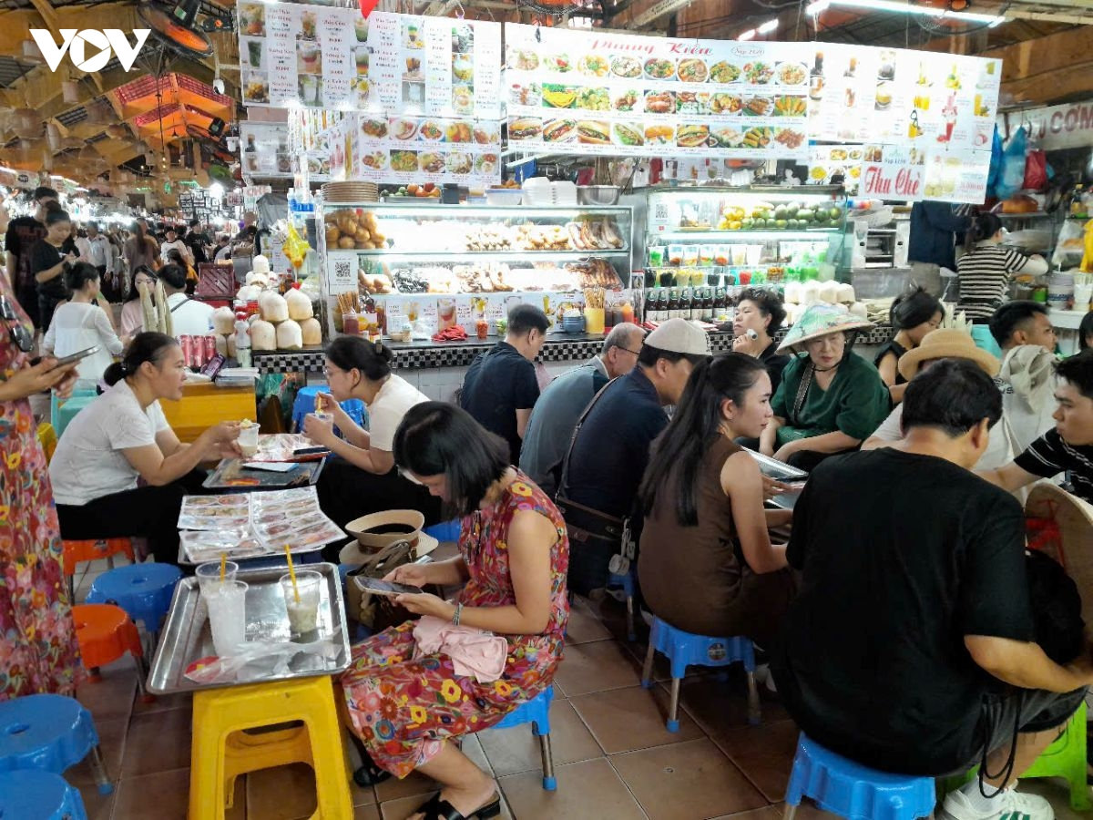 cho ben thanh cam de hang quan qua dem sau vu gian bo vao thuc an hinh anh 2