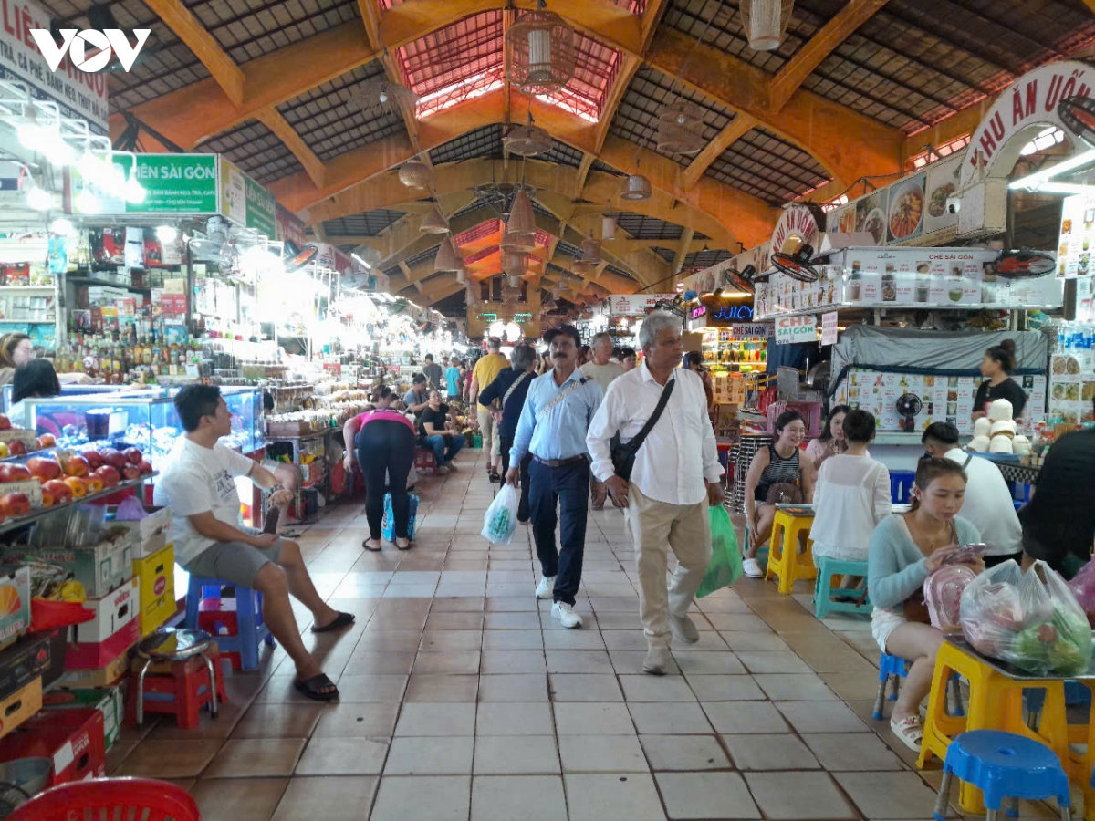 cho ben thanh cam de hang quan qua dem sau vu gian bo vao thuc an hinh anh 3