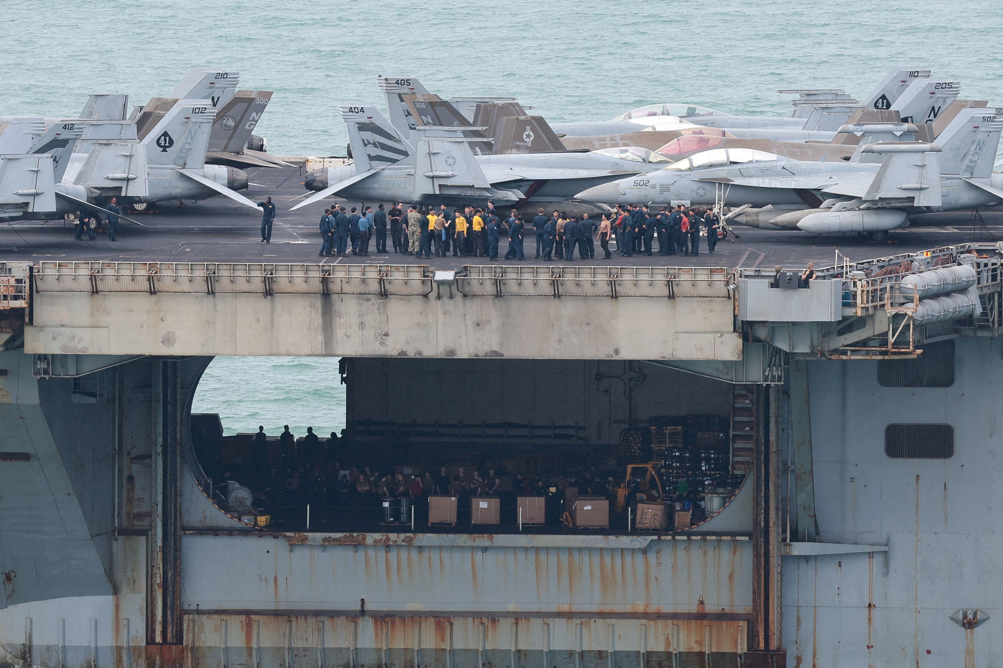 Tàu sân bay lớp Nimitz USS Abraham Lincoln thuộc Hải quân Hoa Kỳ di chuyển về phía cảng Laem Chabang (Thái Lan) để neo đậu sau đợt triển khai dài ngày tại Trung Đông