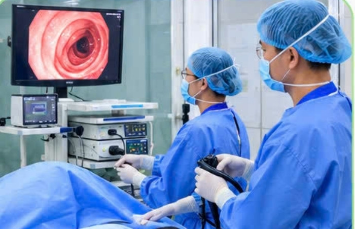 Nhân viên y tế nội soi đường tiêu hoá cho bệnh nhân.