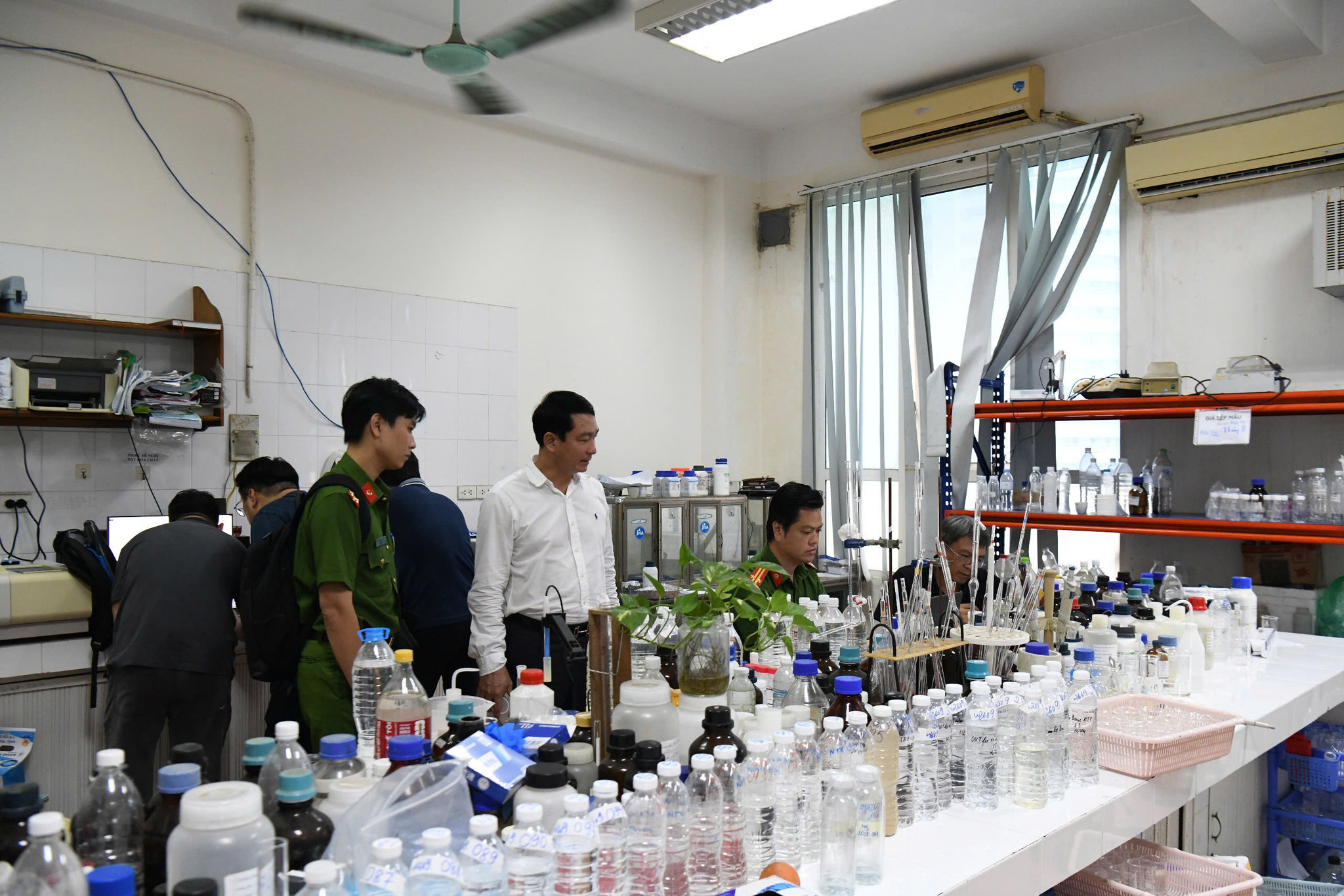 Cơ quan công an khám xét nơi làm việc của các bị can. (Ảnh: C04)