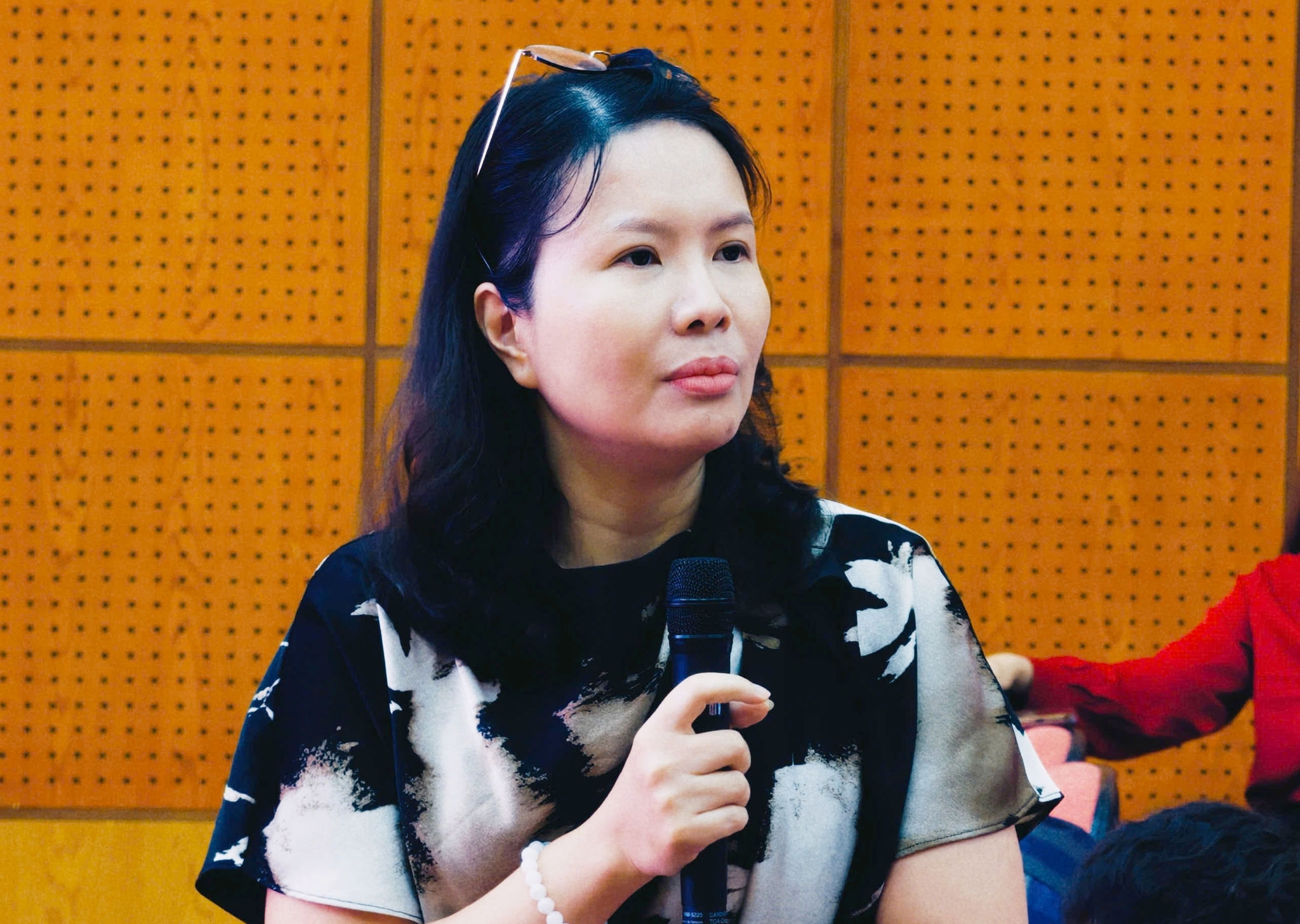 Bà Vũ Nữ Anh, Phó Vụ trưởng Vụ Bảo hiểm y tế (Bộ Y tế) thông tin tại họp báo.