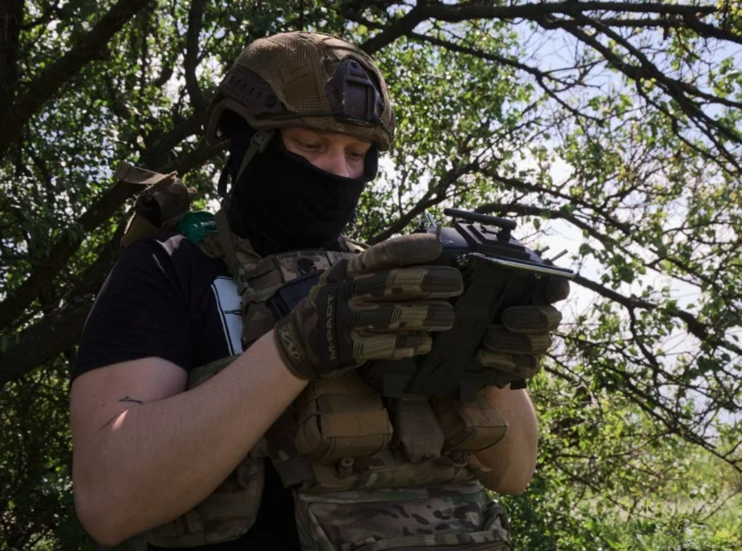 ukraine dieu robot vao vung chet , mo duong giua tran dia min hinh anh 1