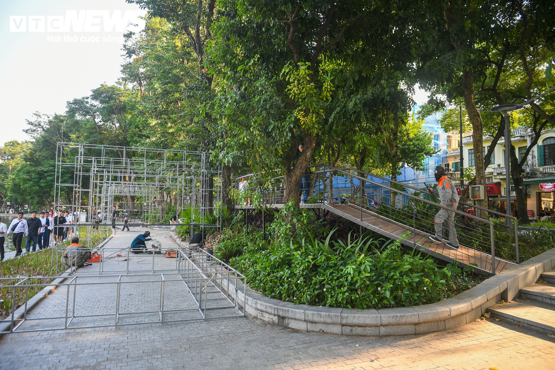 Công nhân gấp rút hoàn thiện 'dải lụa' uốn lượn quanh Hồ Gươm - 7
