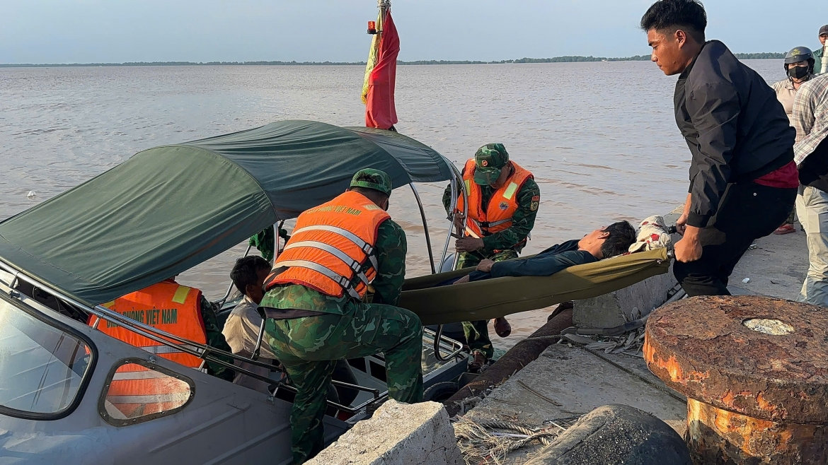 Đưa thuyền viên bị nạn trên biển vào đất liền hình ảnh 1 Dua thuyen vien bi nan tren bien vao dat lien hinh anh 1