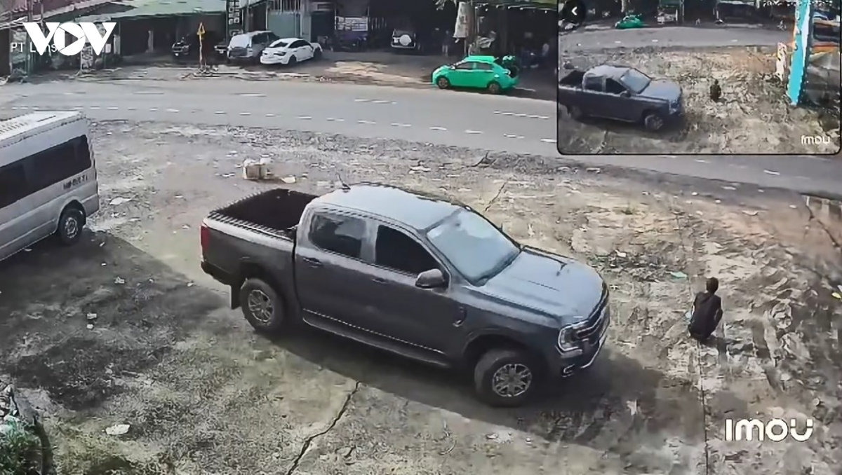 người đàn ông đang ngồi trong sân bị ô tô bán tải tông tử vong hình ảnh 1 nguoi dan ong dang ngoi trong san bi o to ban tai tong tu vong hinh anh 1