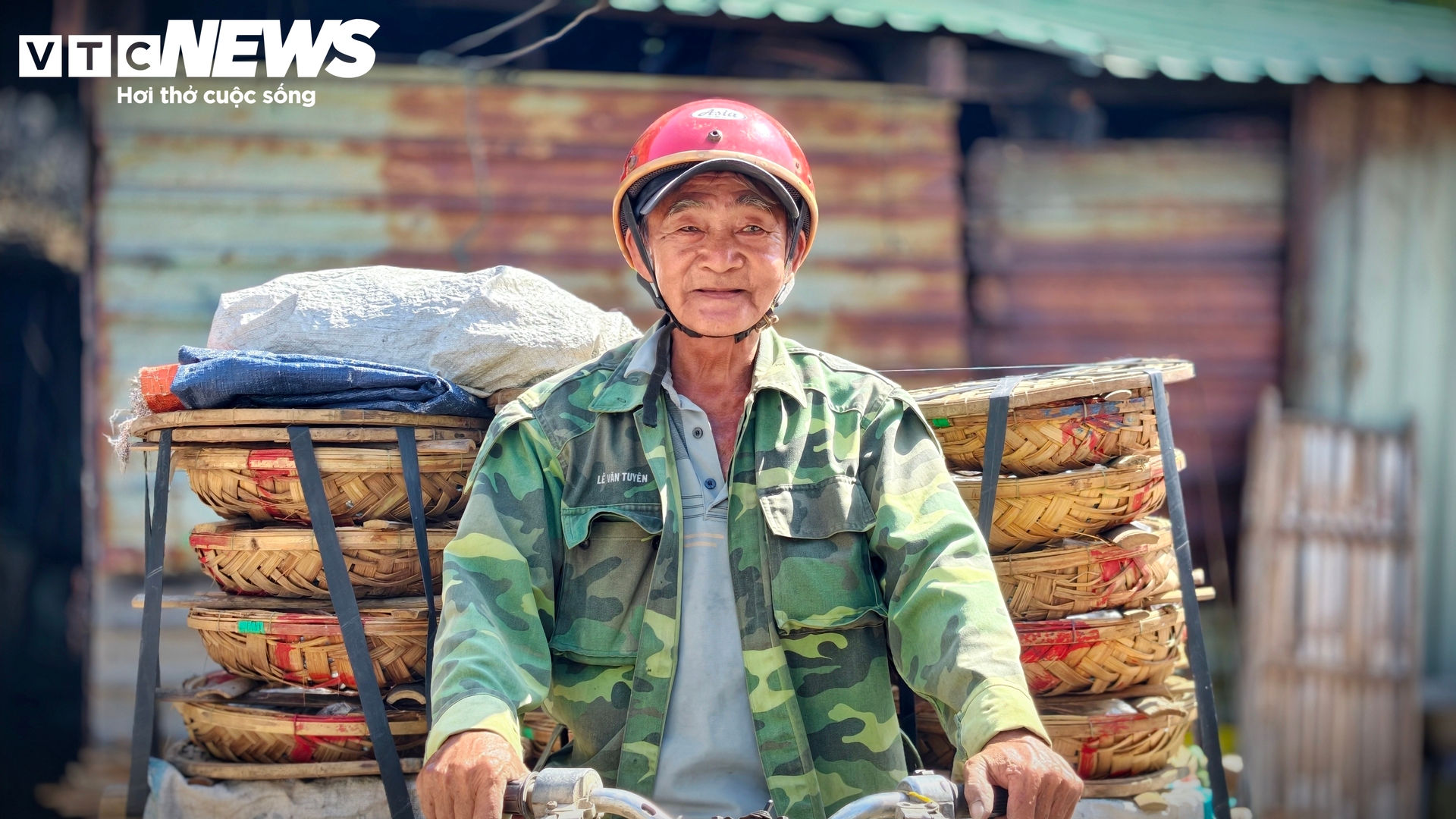 Trúng đậm luồng cá cơm dày đặc áp bờ, làng chài Gia Lai sôi động ngày đêm - 10