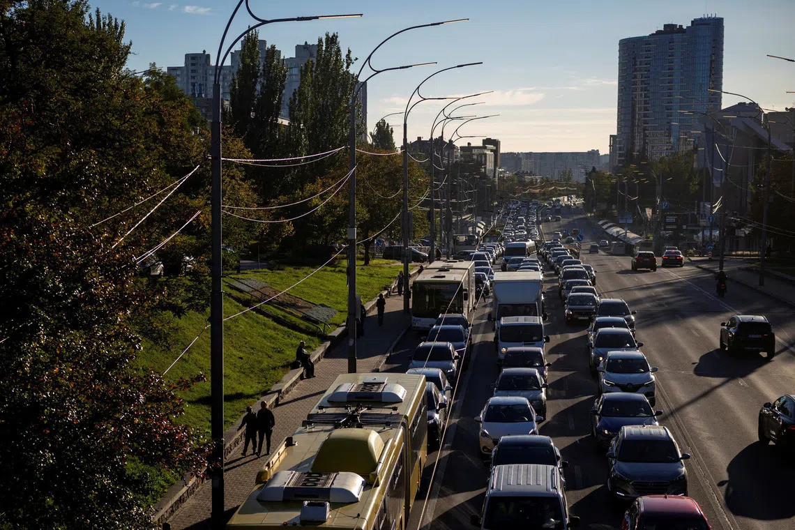 Giao thông tại thủ đô Kiev hỗ loạn sau cuộc tập kích của Nga. (Ảnh: Reuters)