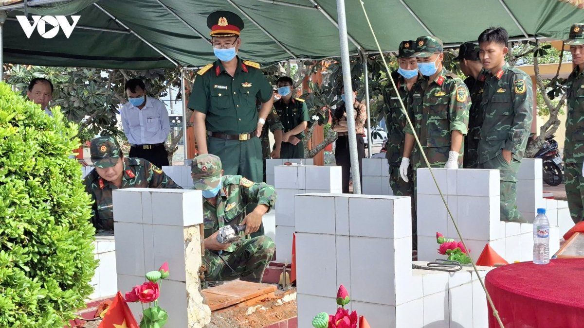 Dong thap hoan thanh khai quat, lay mau hai cot liet si tai 29 30 nghia trang hinh anh 1
