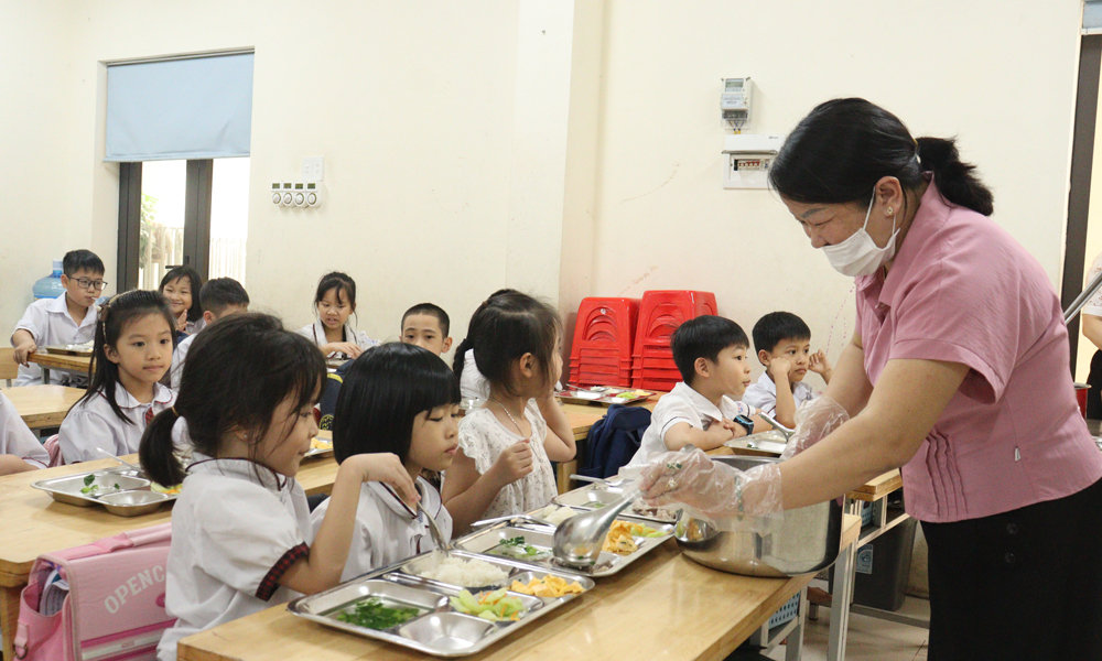 Học sinh ăn bán trú tại Trường Tiểu học Lê Hồng Phong, phường Bắc Giang.