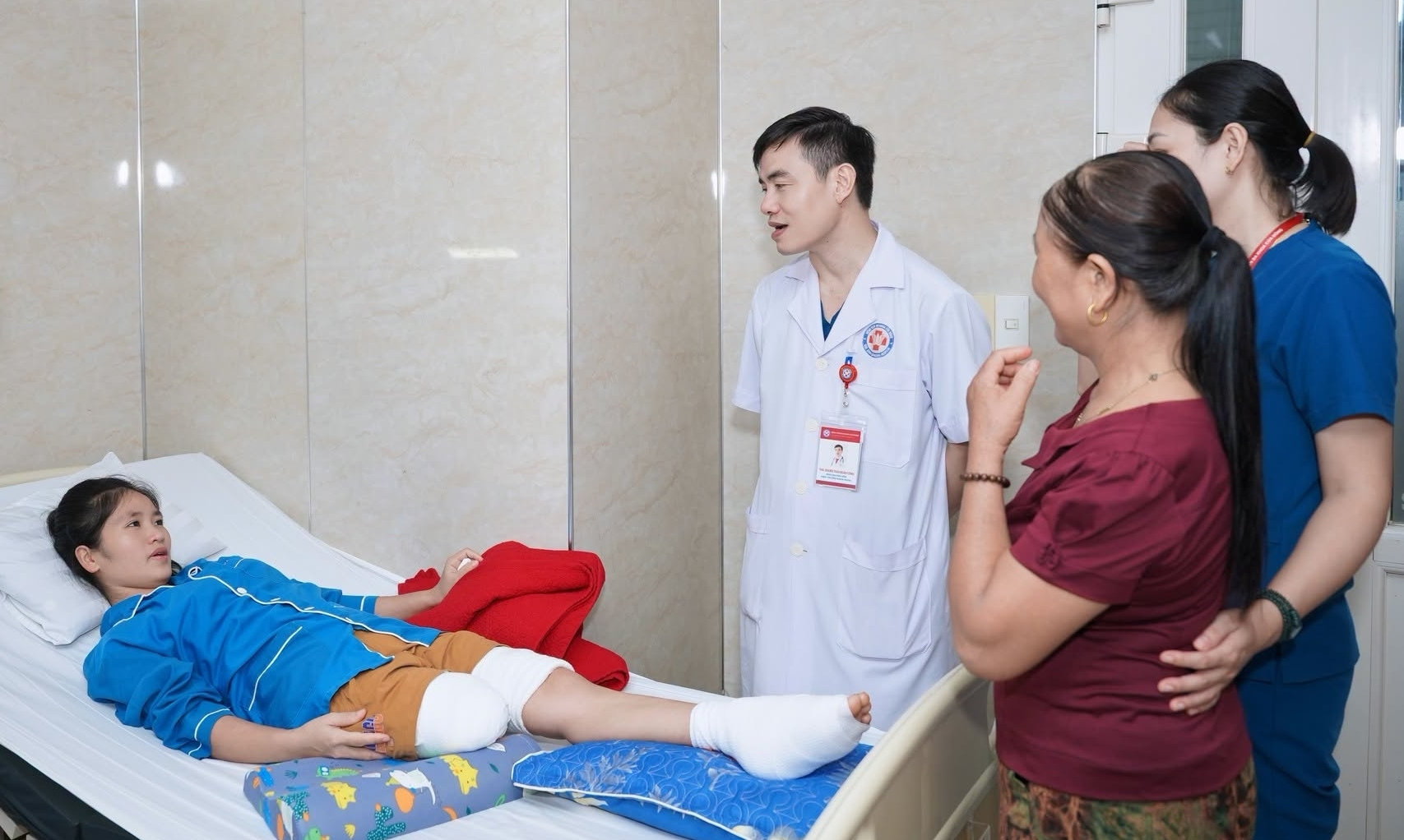 Nhân viên y tế thăm hỏi sức khoẻ cô giáo Hiền. (Ảnh: BVCC)