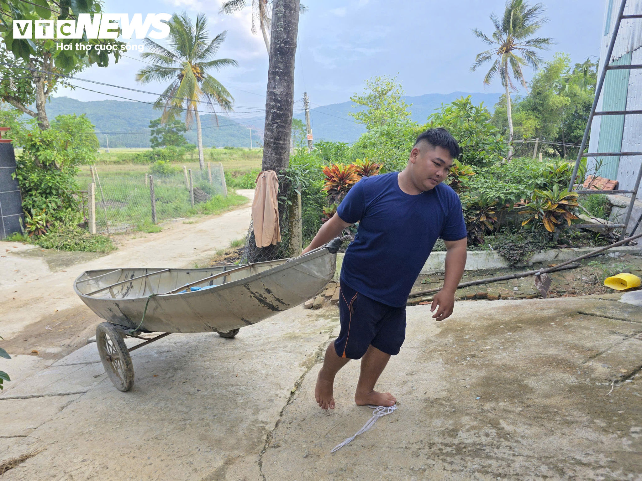 Tại thôn Phú Hữu, xã Hòa Thịnh, tỉnh Đắk Lắk nơi từng chịu ảnh hưởng nặng nề trong đợt lũ cuối năm 2025, người dân chủ động chuẩn bị các phương án phòng, tránh lũ ngay trước mùa mưa bão năm 2026. Nhà nào cũng sắm cho mình một chiếc ghe để di chuyển.