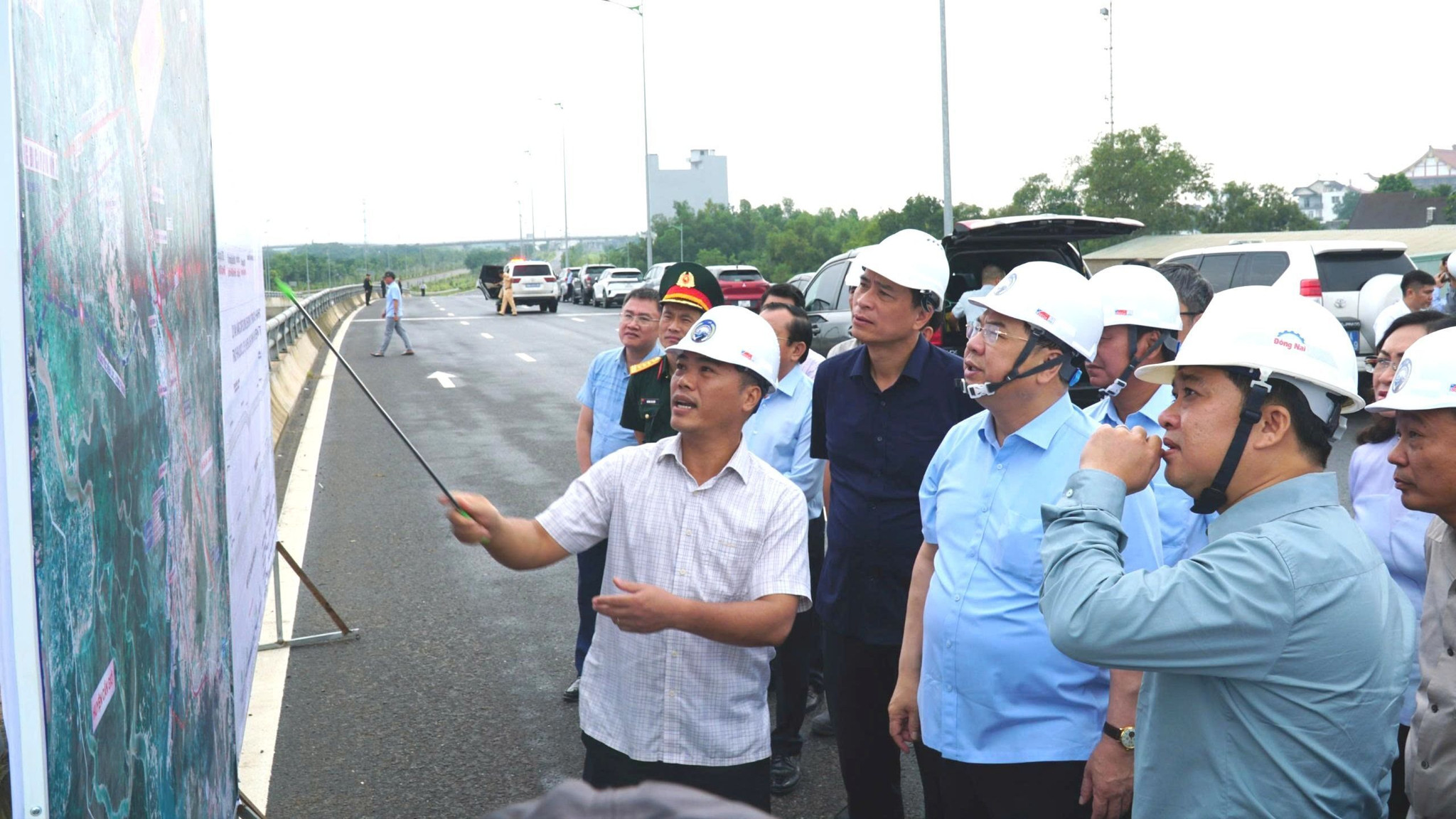 Phó Thủ tướng Thường trực Phạm Gia Túc nghe báo cáo về các tuyến đường kết nối sân bay Long Thành. (Ảnh: Lê Xuân)