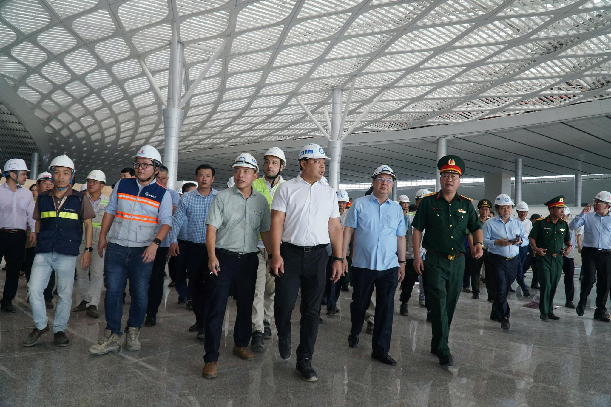 Phó Thủ tướng Thường trực Phạm Gia Túc kiểm tra nhà ga hành khách sân bay Long Thành. (Ảnh: Lê Xuân)