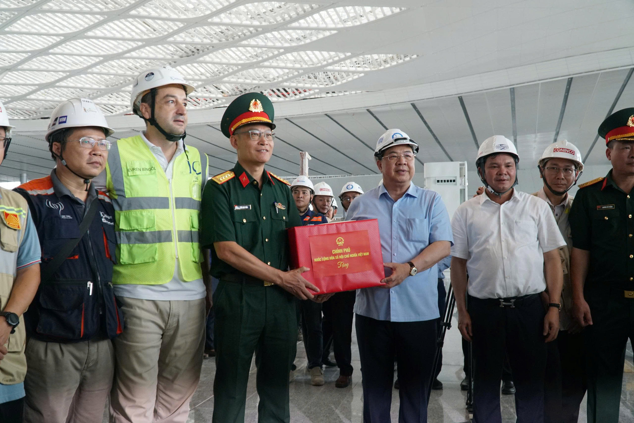 Phó Thủ tướng Thường trực Phạm Gia Túc tặng quà các đơn vị thi công sân bay Long Thành. (Ảnh: Lê Xuân)