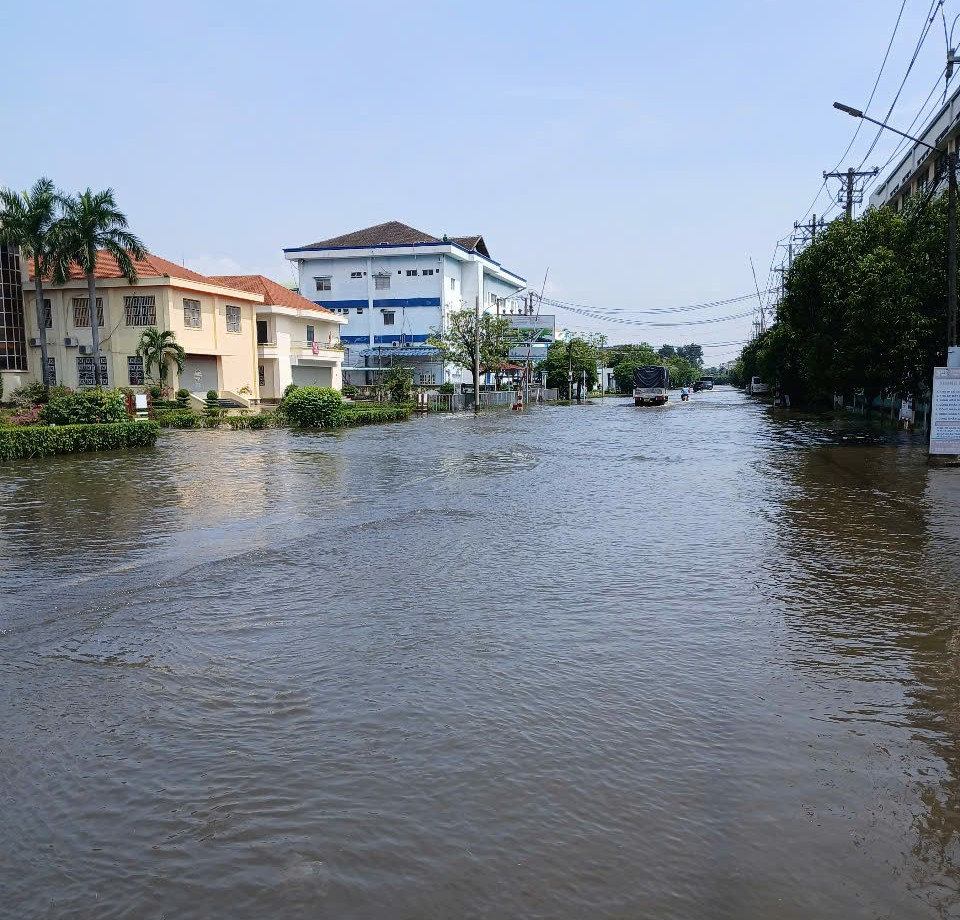 Khu công nghiệp Đức Hòa I bị ngập, gây ảnh hưởng đến hoạt động của các doanh nghiệp.
