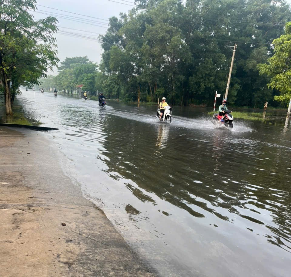 Việc di chuyển khó khăn, tiềm ẩn mất an toàn giao thông đối với người lao động trong khu công nghiệp.