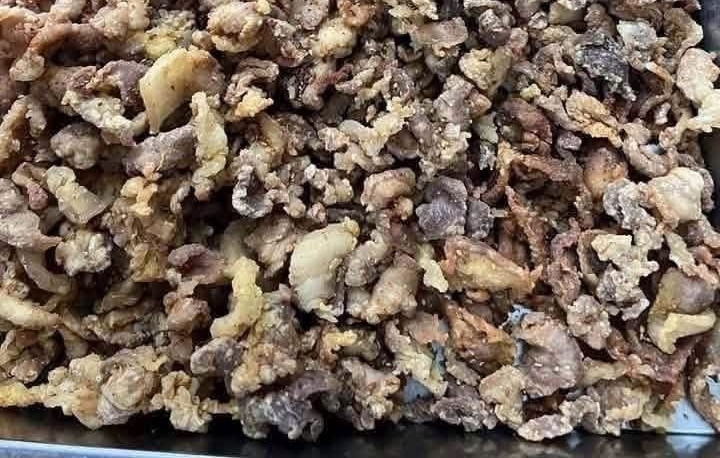 Hình ảnh khay thịt bị phụ huynh phản ánh “toàn tóp mỡ” tại bếp ăn bán trú Trường Tiểu học Quảng Bị 1, Hà Nội.