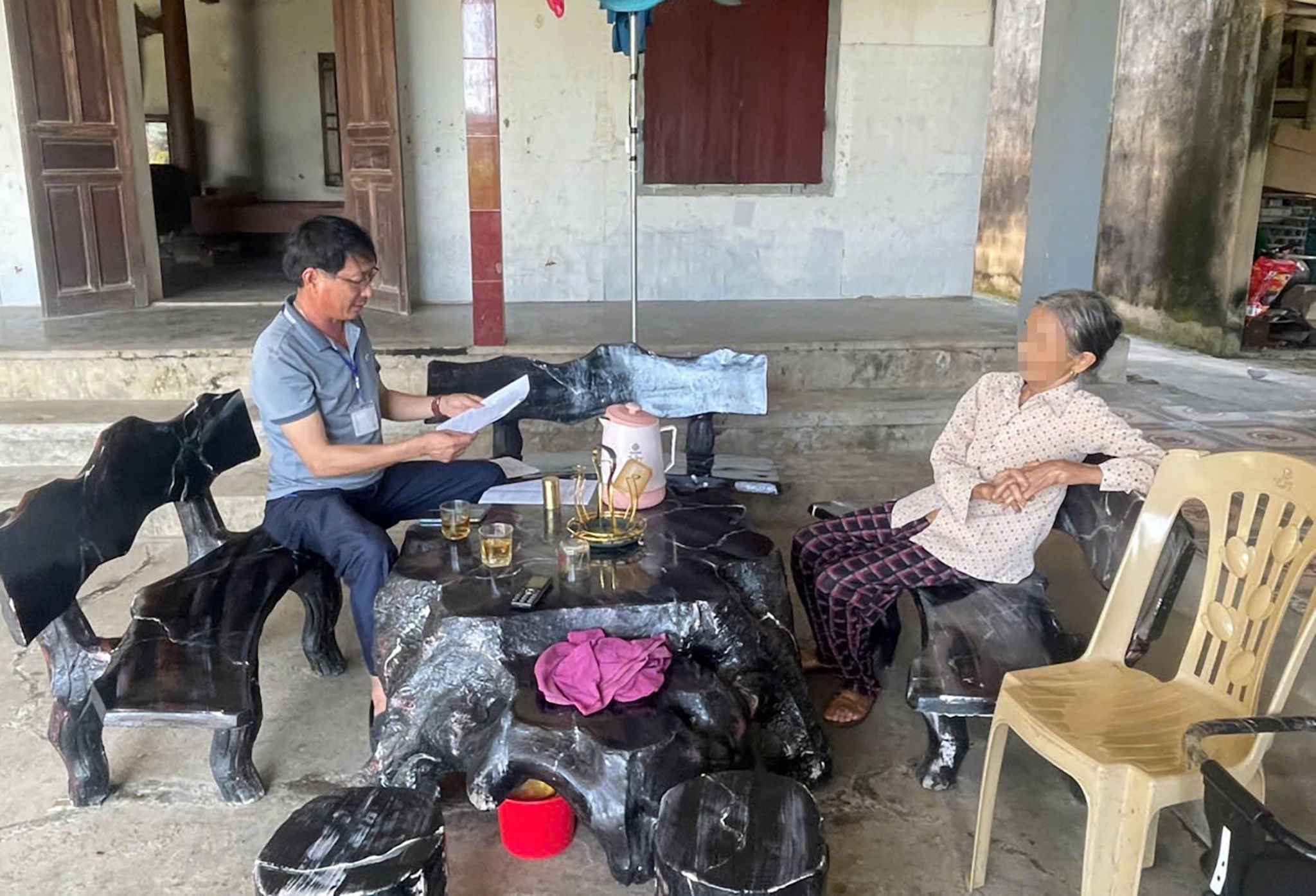 Giáo viên Trường Tiểu học Quỳnh Tam về thôn Tiến Sơn, vận động phụ huynh đưa 127 học sinh đến lớp. (Ảnh: Viết Triều)