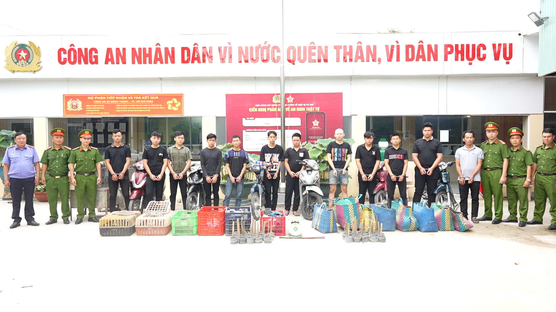 12 bị can trong vụ trộm, tiêu thụ khoảng 2.700 con mèo. (Ảnh: Công an TP.HCM)