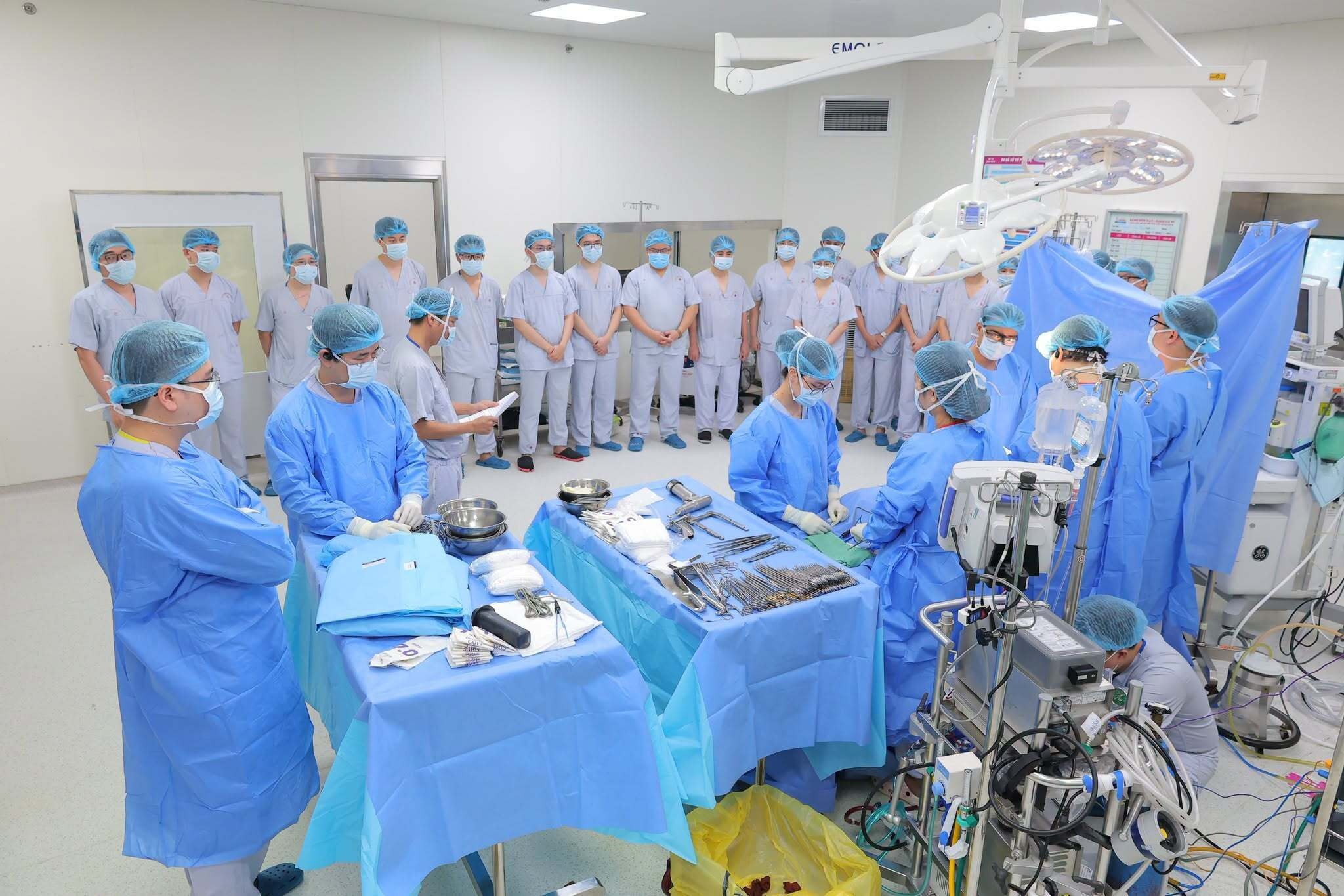 Ê kíp phẫu thuật đã dành phút trang nghiêm để nói lời tiễn biệt và tri ân người bệnh.