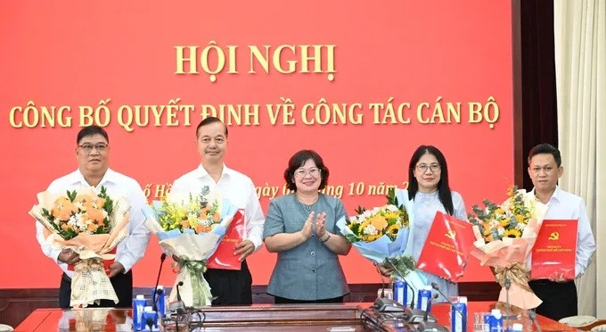 tp.hcm công bố quyết định về công tác cán bộ hình ảnh 1 tp.hcm cong bo quyet dinh ve cong tac can bo hinh anh 1